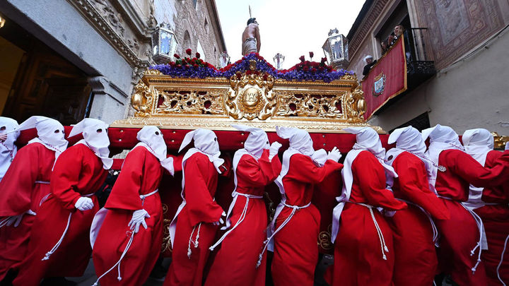 Salida del Cristo de las Tres Caídas de Alcalá de Henares / EFE