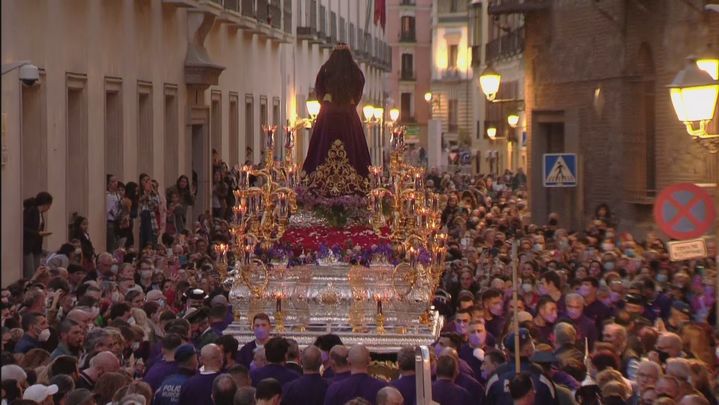 El paso de Jesús El Pobre avanza entre cientos de personas en su recorrido / TELEMADRID