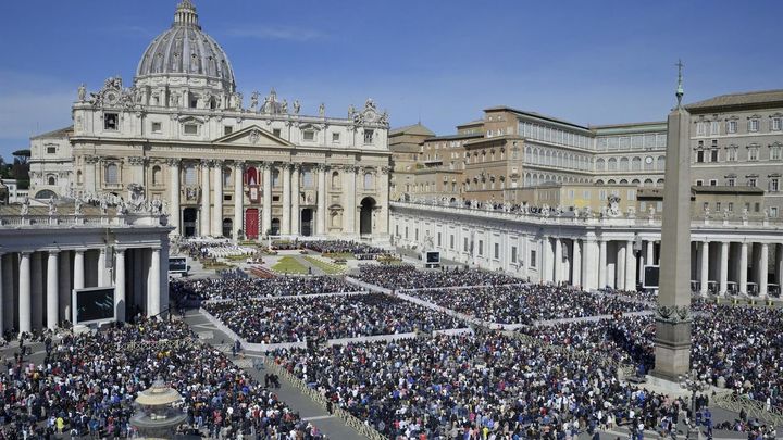 Misa del Domingo de Resurrección en la plaza de San Pedro ante 50.000 personas / EFE