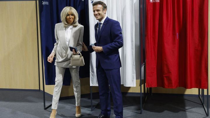 Macron vota acompañado por su esposa / EFE