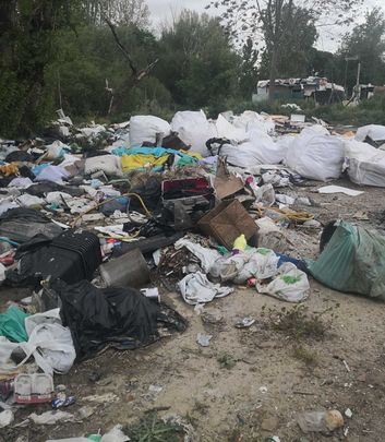 Acumulación de todo tipo de basuras en el poblado de Las Sabinas / RAÚL NAVARRETE