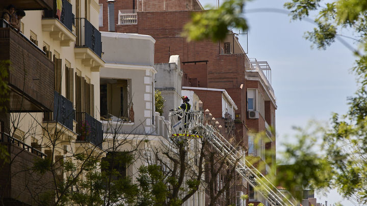 Bombero en escala trabajando en el edificio afectado por la explosión en General Pardiñas / Europa Press