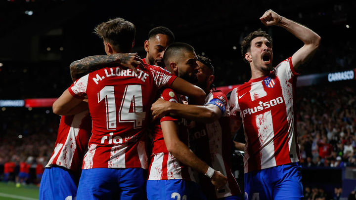 El centrocampista belga del Atlético de Madrid Yannick Carrasco (c) celebra su gol ante el Real Madrid con sus compañeros, durante el partido de la jornada 35 de Liga en Primera División que Atlético de Madrid y Real Madri / EFE