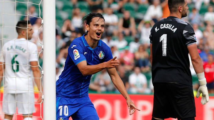El delantero turco del Getafe Enes Ünal celebra su gol ante el Elche durante el partido de Liga que el Elche y Getafe disputan este domingo en el estadio Martinez Valero de Elche / EFE