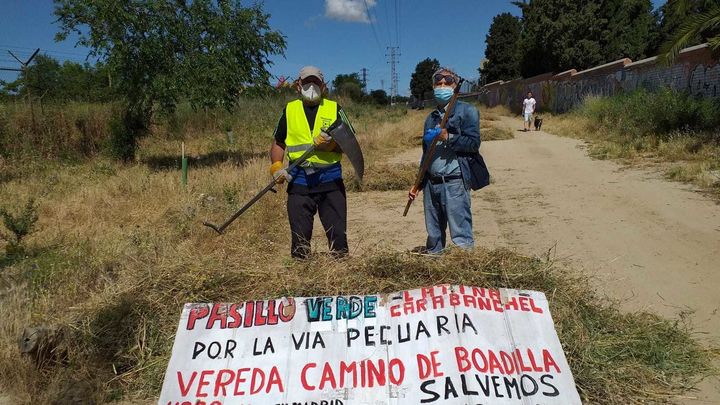 Vecinos con sus herramientas en una jornada de limpieza y reivindicación / JUAN GARCÍA