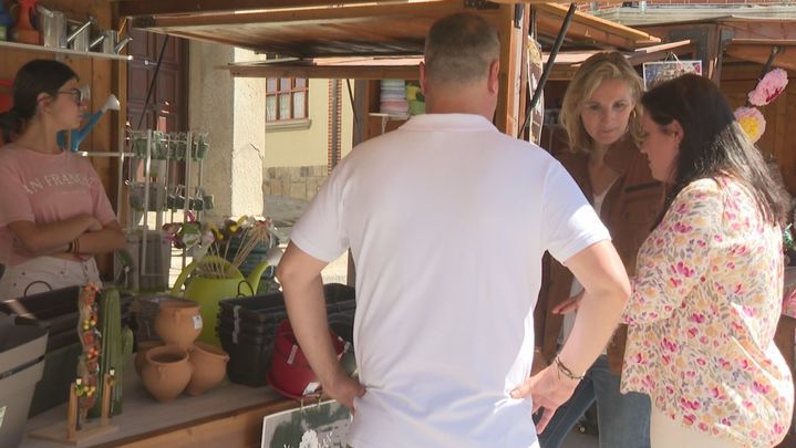 La consejera de Medio Ambiente Paloma Martín inaugura el Mercado de las flores autóctonas de Miraflores de la Sierra / Telemadrid.es