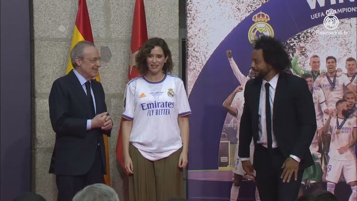 Isabel Díaz Ayuso recibe la camiseta conmemorativa del Real Madrid como campeones de la Champions en presencia de Florentino Pérez y el capitán Marcelo / Telemadrid.es