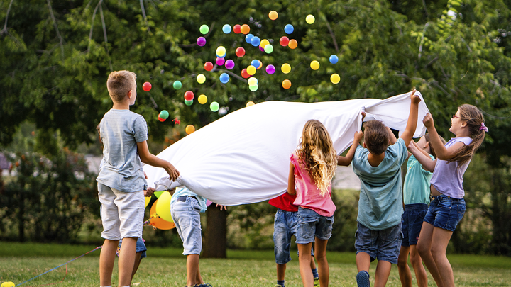 Un grupo de niños mantean bolas de colores / TELEMADRID