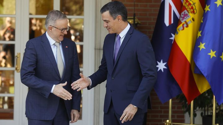 Sánchez saluda al primer ministro australiano, Antohony Albanese / EFE