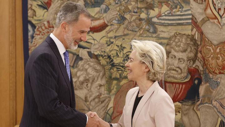 El rey Felipe VI saluda a la presidenta de la Comisión Europea, Ursula von der Leyen / EFE