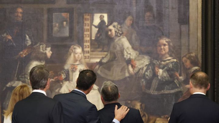 Varios de los jefes de Estado y de Gobierno observan el cuadro Las Meninas en el Museo del Prado / efe
