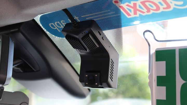 Una de las cámaras colocada en el parabrisas de un taxi / AYTO ALCALÁ DE HENARES