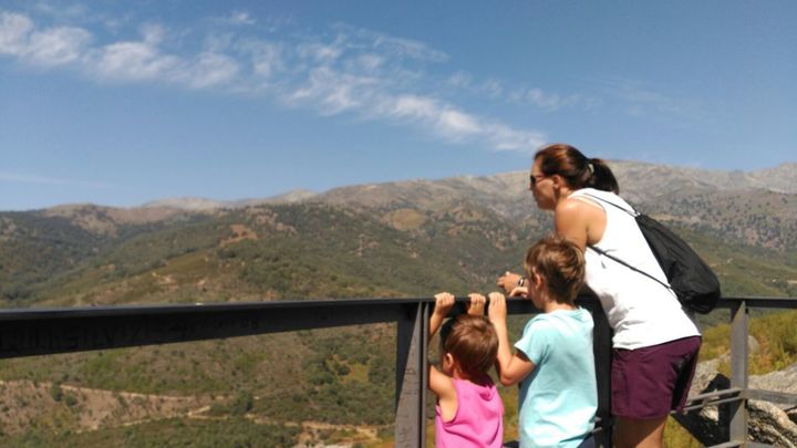 Contemplando el paisaje / ADELA Y  RAFA