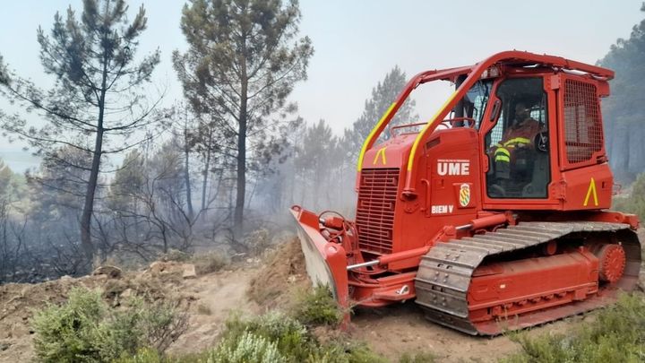 Maquinaria de la UME trabaja en el incendio de la Sierra de la Culebra / EUROPA PRESS