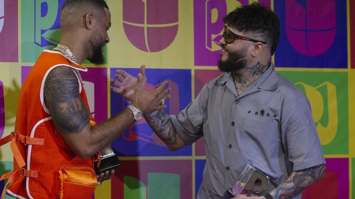 Dj Adoni (i) y Farruko (d) posan con sus premios hoy durante los Premios Juventud 2022, en el Coliseo José Miguel Agrelot en San Juan (Puerto Rico). / EFE