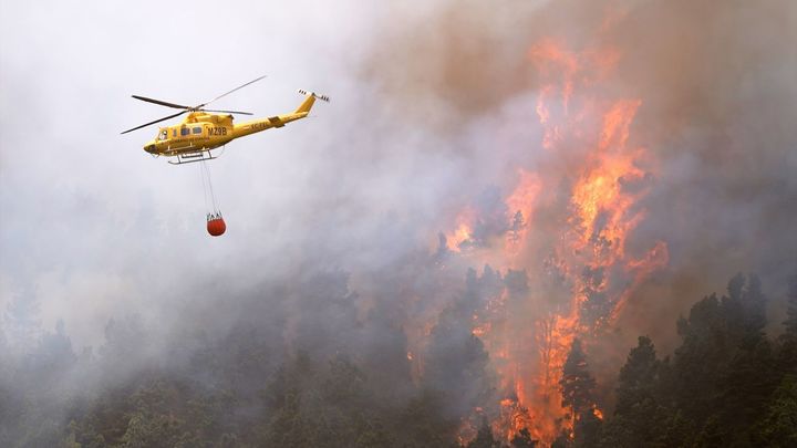 Un helicóptero contra incendios descarga agua sobre el incendio forestal en Tenerife Norte / EUROPA PRESS