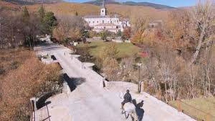 Una persona cruza a caballo el Puente del Perdón / TELEMADRID