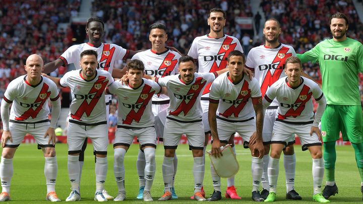 1ª Equipación Rayo Vallecano / @RayoVallecano