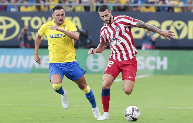 Lucas Pérez y Mario Hermoso / EFE