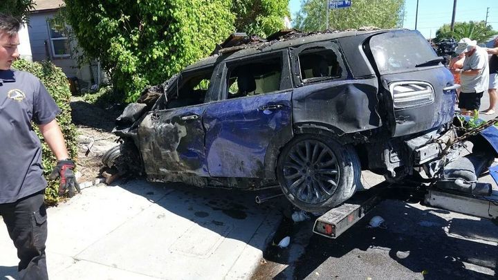 Estado en que quedó el coche que conducía la actriz Anne Heche tras un accidente / @MYSY