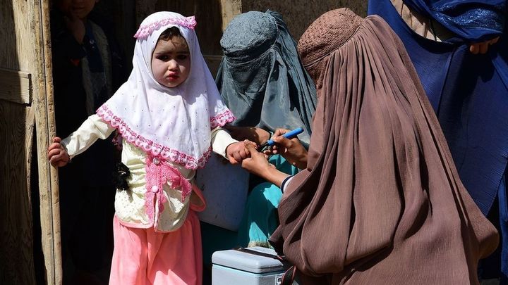 Una niña espera a ser vacunada contra la poliomielitis en Afganistán / EUROPA PRESS