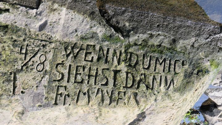 Inscripción en la piedra del hambre de Děčín «Wenn du mich siehst, dann weine» («Si me ves, llora») / WIKIPEDIA|  Dr. Bernd Gross