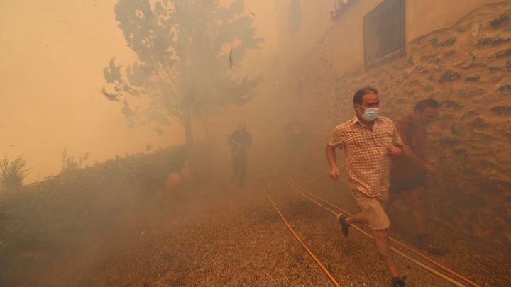 Vecinos de la localidad son evacuados, a 13 de agosto de 2022, en Añón de Moncayo, Zaragoza, / EUROPA PRESS