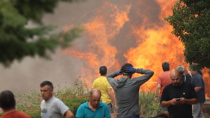 Vecinos de la localidad son evacuados, a 13 de agosto de 2022, en Añón de Moncayo, Zaragoza, / EUROPA PRESS