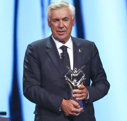 Ancelotti con el premio / EFE
