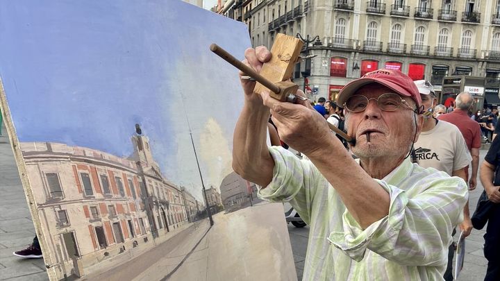 Antonio López pintando en la Puerta del Sol, en julio de 2021 / EUROPA PRESS