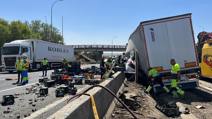 Estado en el que han quedado los vehículos y la carga diseminada / 112 COMUNIDAD MADRID