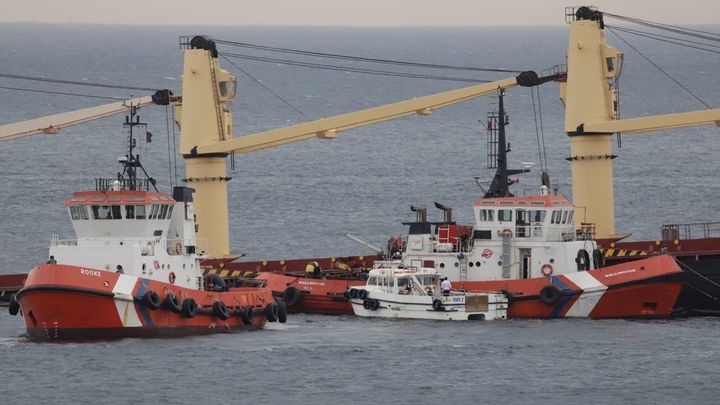 Equipos de salvamento junto al casco semihundido del buque varado en la Bahía de Algeciras / EUROPA PRESS