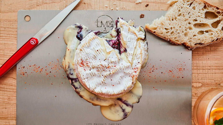 Camembert de leche cruda asada (Normandía/Francia), pimiento de Espelette relleno de arándanos y frutos secos. / Les Mauvais Garçons