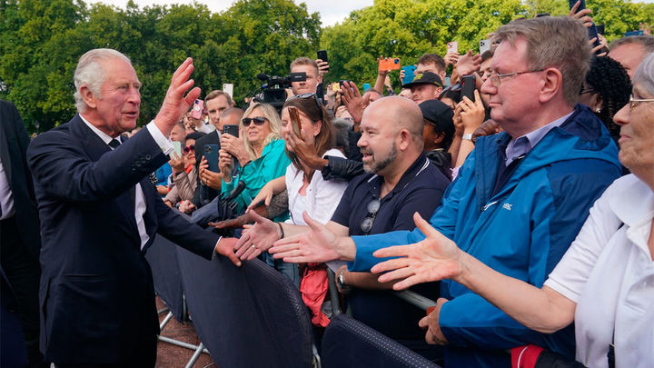 El rey Carlos saluda a los ciudadanos en las inmediaciones del Palacio Buckingham / EUROPA PRESS