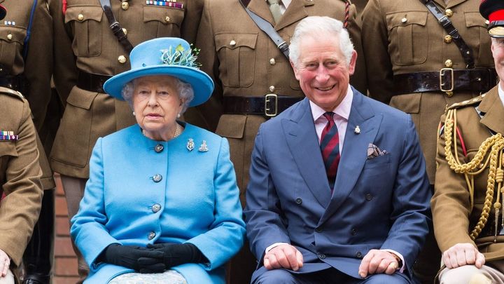 La fallecida reina Isabel II junto a su hijo, el ahora rey Carlos III / EUROPA PRESS