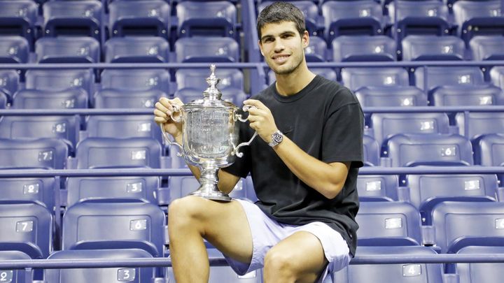 Carlos Alcaraz posa con el trofeo de ganador del US Open / EFE