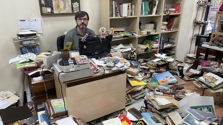 Ángel Jarne en su mostrador rodeado de libros / Pablo Alvira Fuertes