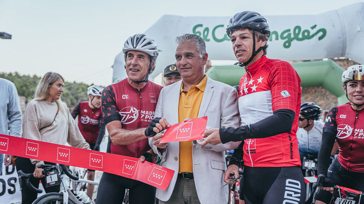 El ganador del Tour y la Vuelta, Pedro Delgado (izda.), en la salida de Buitrago del Lozoya / COMUNIDAD DE MADRID