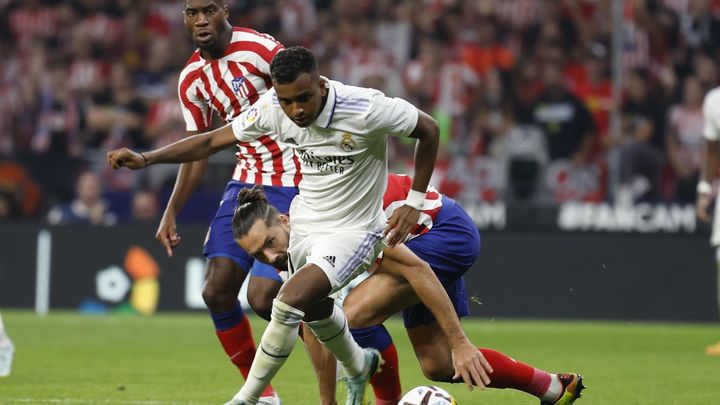 Rodrygo se lleva el balón ante el defensa del Atlético Felipe Monteiro / EFE
