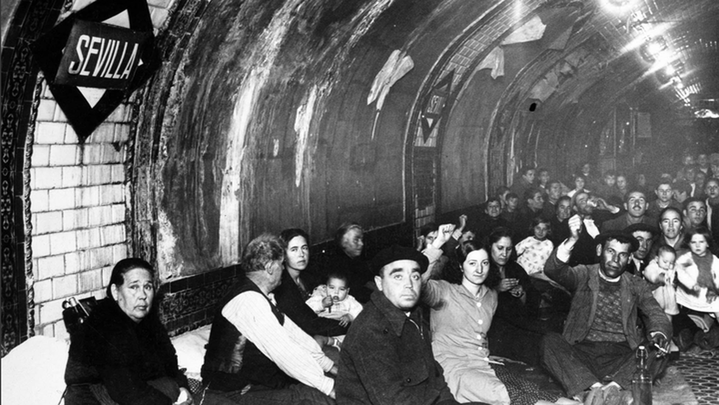Madrileños refugiándose de los bombardeos / Archivo