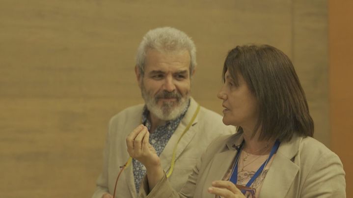 Lucina Llorente, responsable textil del Museo del Traje y Lorenzo Caprile / Redacción