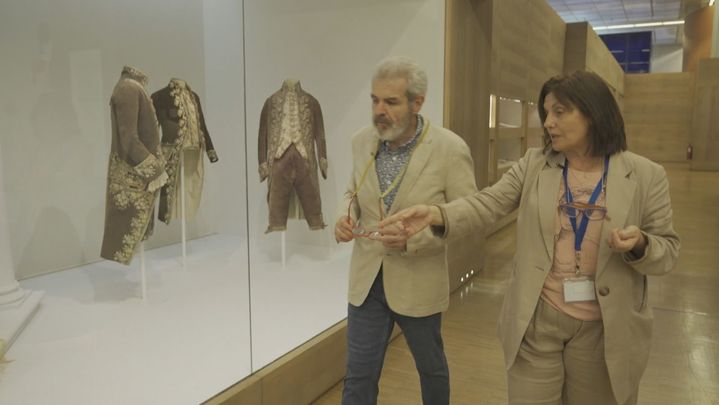 Trajes bordados del Museo del Traje con Lorenzo Caprile y Lucina / Redacción