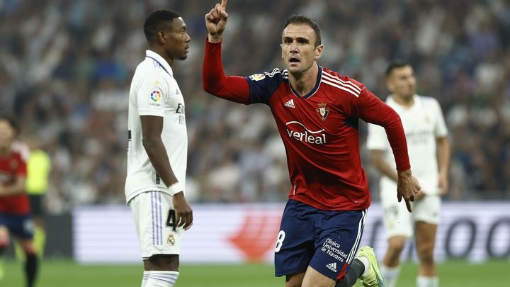 El delantero de Osasuna Kike García celebra su gol contra el Real Madrid / EFE