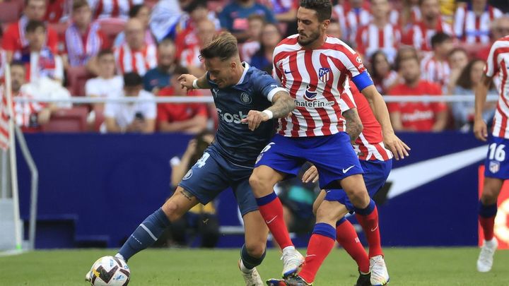 El defensa del Girona Aleiz García disputa el balón con el centrocampista del Atlético de Madrid Koke Resurrección / EFE