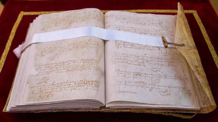 Partida de bautismo de Miguel de Cervantes custodiada en el Ayuntamiento de Alcalá de Henares / AYTO ALCALÁ DE HENARES