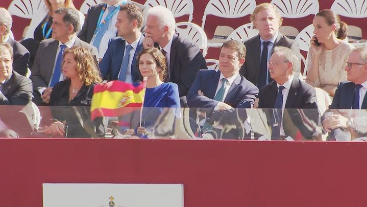 Ayuso, con la bandera española en el desfile militar / TELEMADRID
