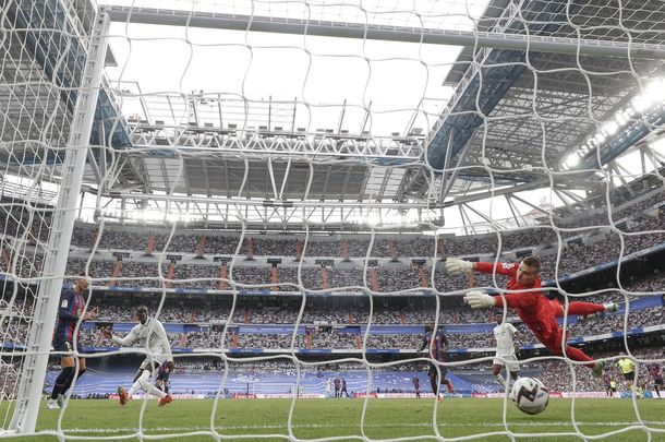 Ferrán Torres hace inutil la estirada de Lunin y marca para el Barcelona el 2-1 / EFE