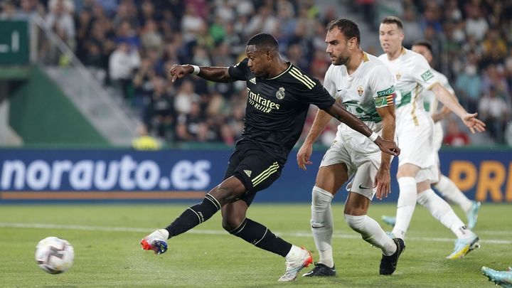 Alaba ante el Elche / EFE