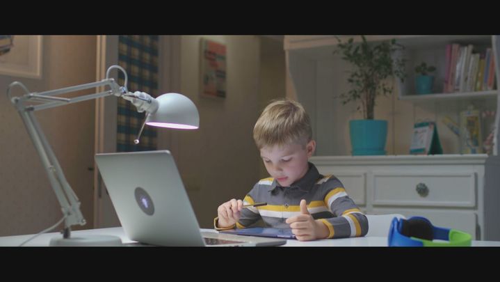 Niño estudiando con el ordenador / Redacción