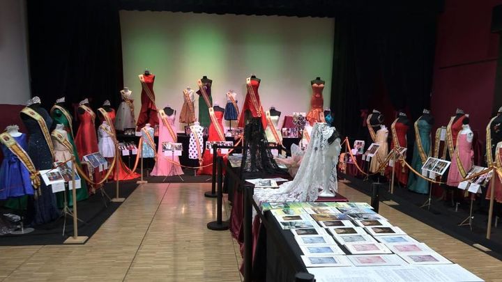 Parte de la muestra de vestidos de las reinas de Perales de Tajuña / AYTO PERALES DE TAJUÑA